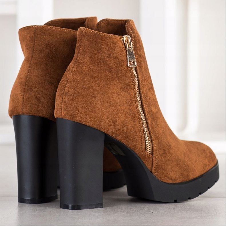 Small Swan High-heeled boots brown yellow 1