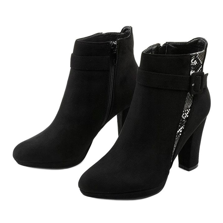 Black boots on the post with Lysianassa eco-suede 2