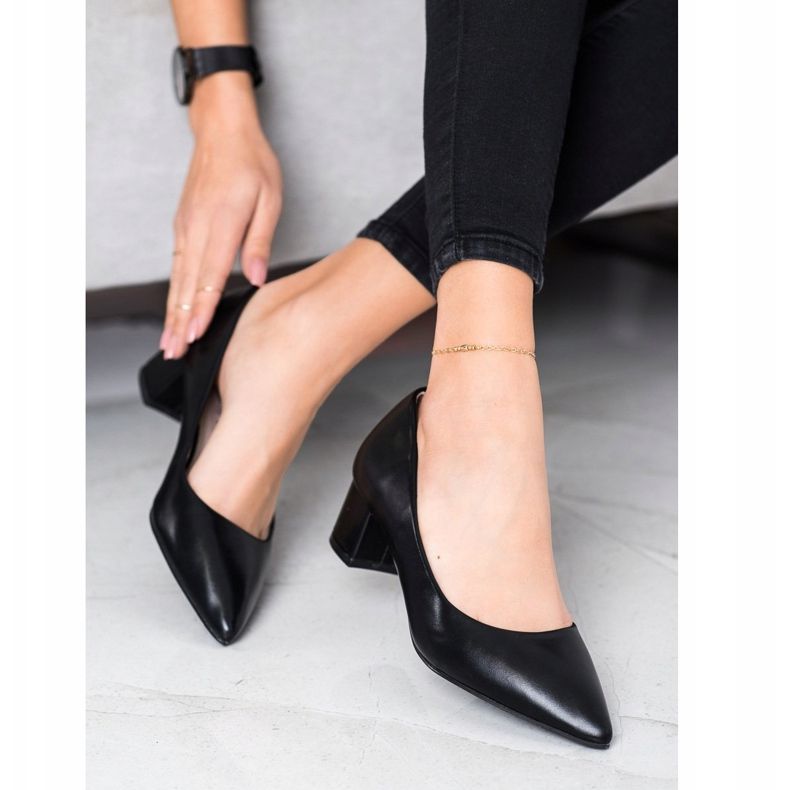 Goodin Pumps On A Low Pillar black 2