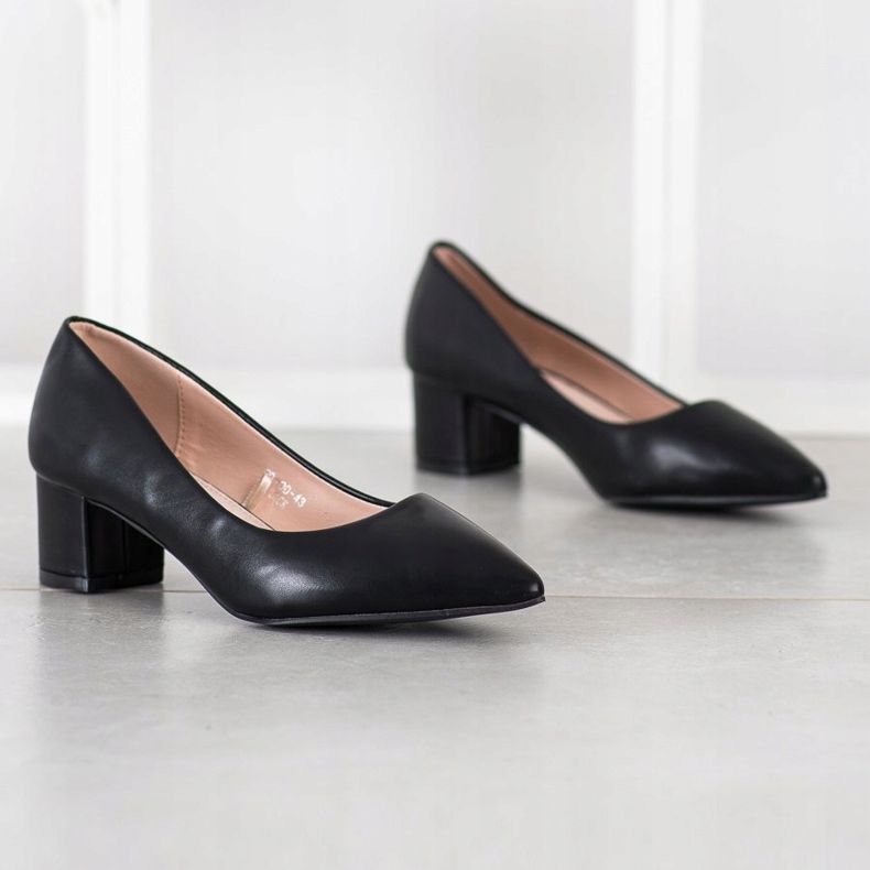 Goodin Pumps On A Low Pillar black 1