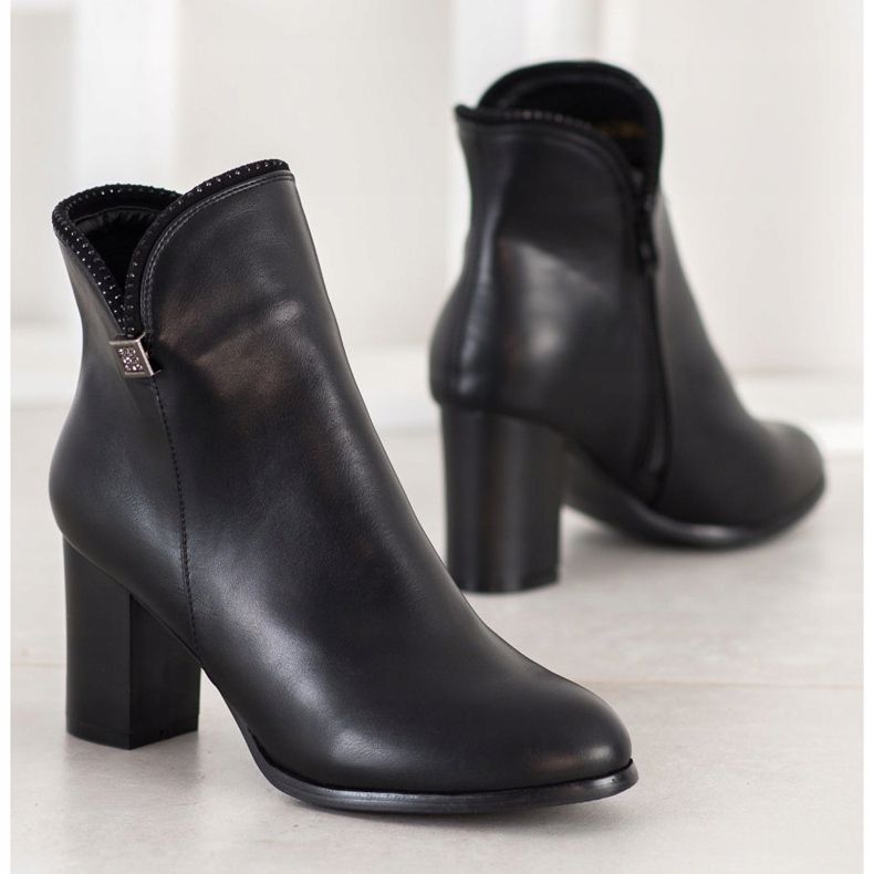 Sabatina Elegant boots with a cut-out black 1