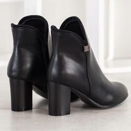 Sabatina Elegant boots with a cut-out black 2