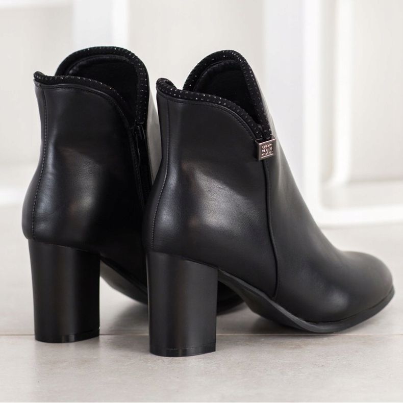 Sabatina Elegant boots with a cut-out black 2