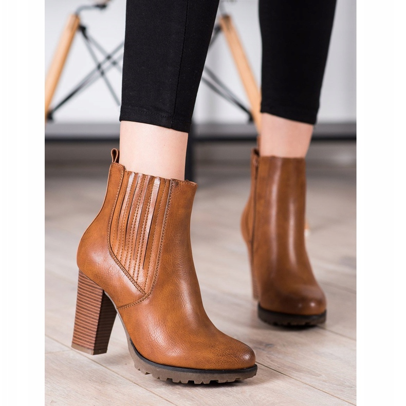 Super Mode Brown Booties On A Post 2