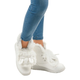 White insulated boots from Alrindra 1