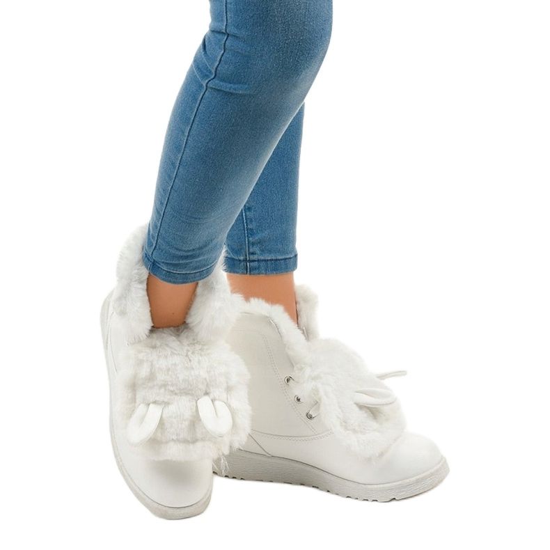 White insulated boots from Alrindra 1