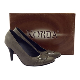 Gray leather pumps with a silver Korda clamp grey 4 Gray leather pumps with a silver Korda clamp grey 4