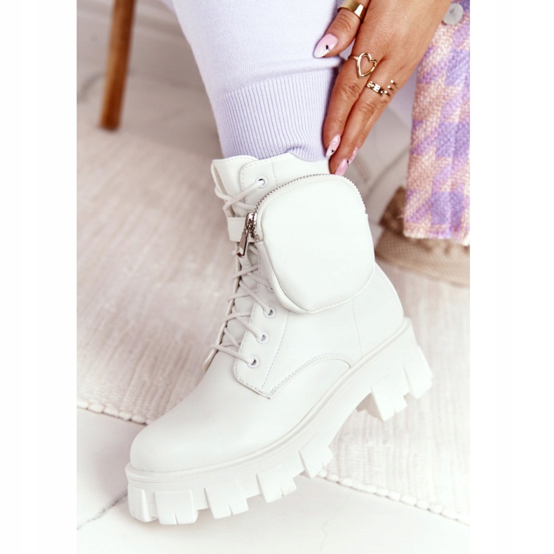 PS1 Boots Workers On the Platform with the kidney White Saturday 2