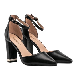 Black pumps on the Kaelyn post 1