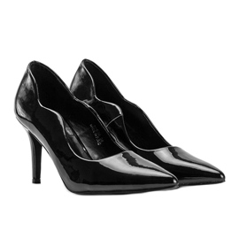 Black lacquered pumps on a Gina heel 1