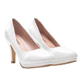 White pumps on Alisa's heel 1