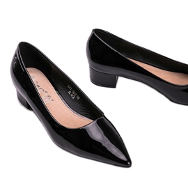 Black pumps lacquered on an Anabel block 2