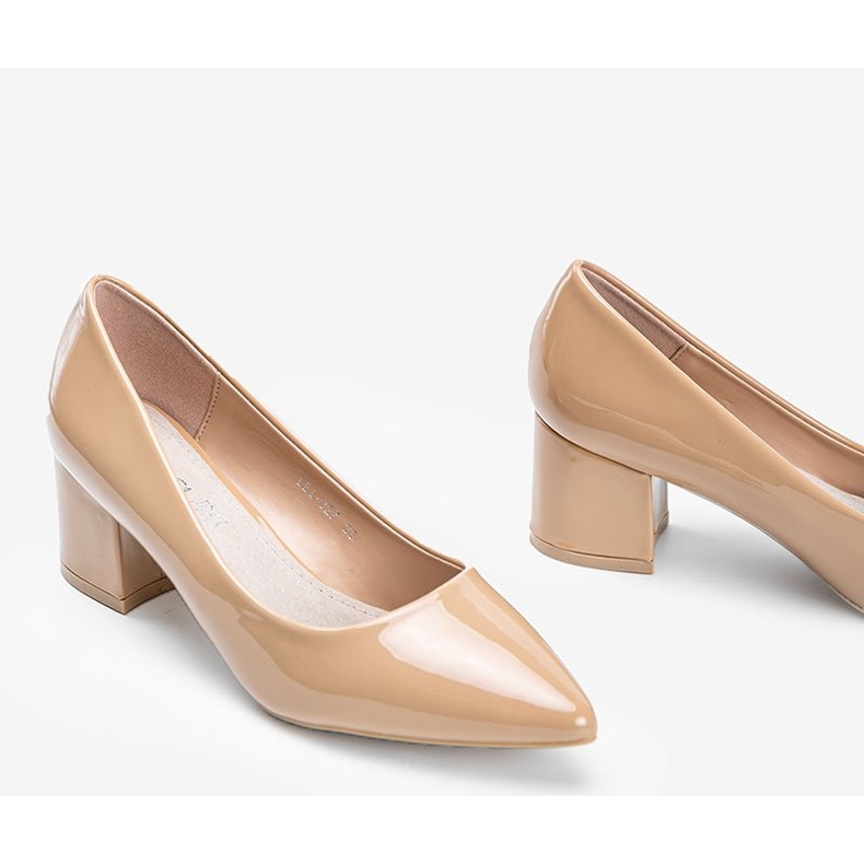 Beige pumps lacquered on a Damari block 1