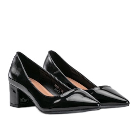 Black pumps lacquered on the Eden block 1