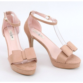 Sandals on the beige 9R32 platform 1