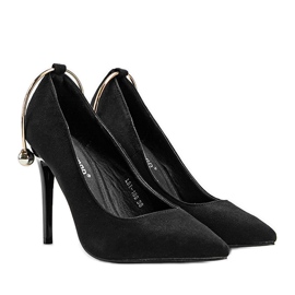 Black pumps on a pin with Christine jewelery golden 1
