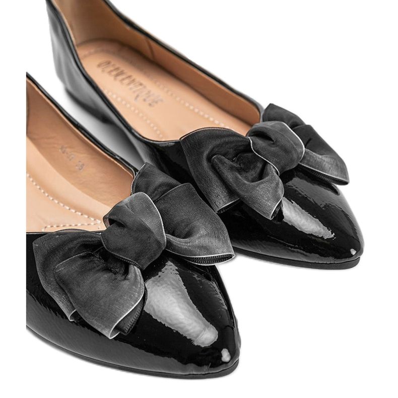 Black lacquered ballerinas with a Mitchel bow 1