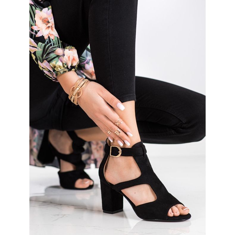 Sabatina Stylish Black Sandals On A Bar 2