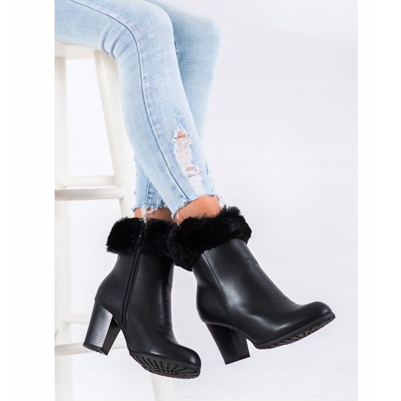 Goodin Boots On A Post With Fur black 1