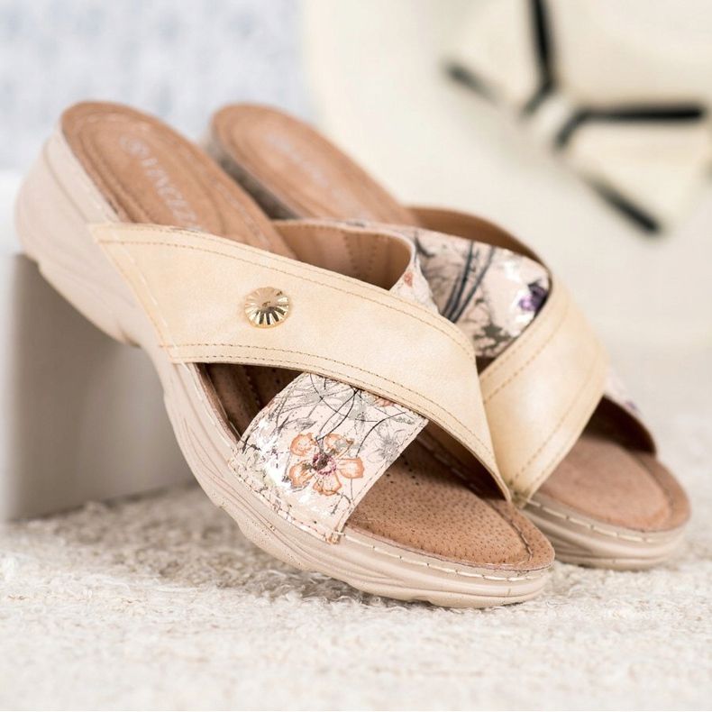 Slippers on the VINCEZA platform beige 1
