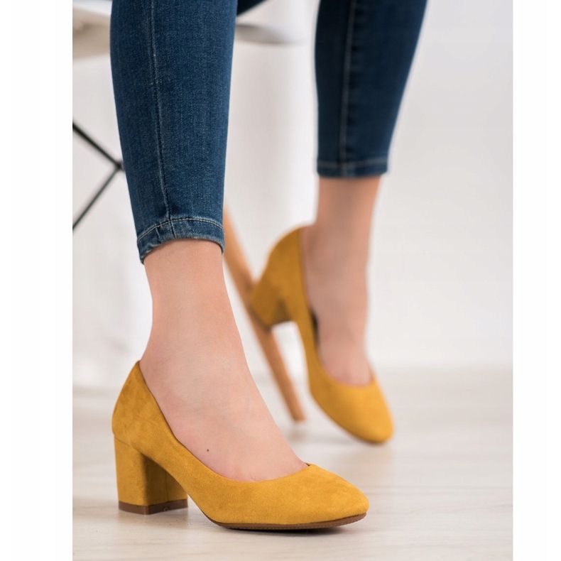 Fama Suede Pumps On A Pillar yellow 1