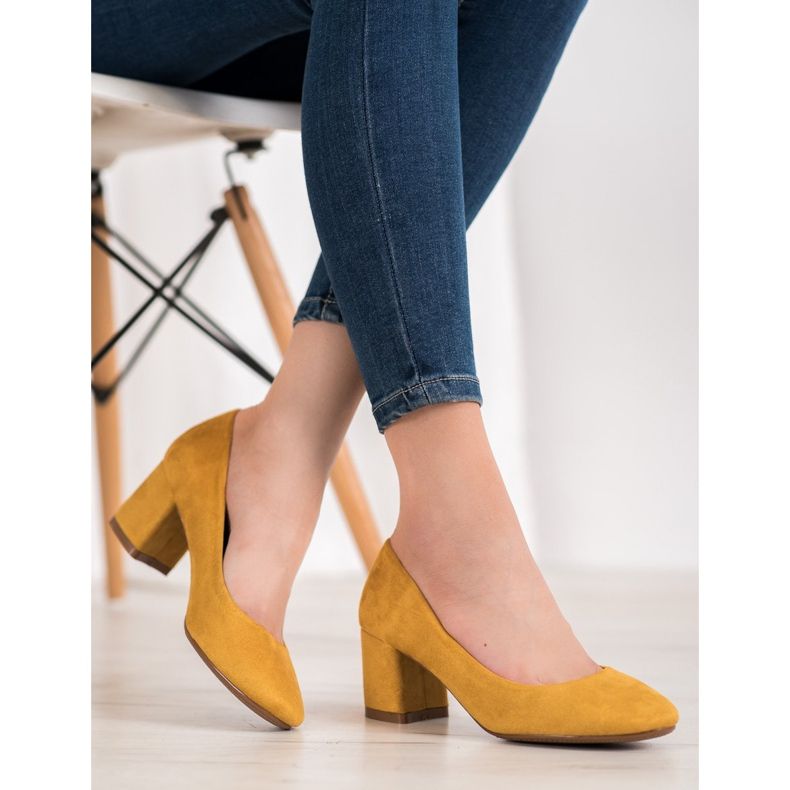 Fama Suede Pumps On A Pillar yellow 2