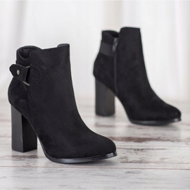 Goodin Elegant boots on a post black 1