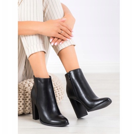 Seastar Classic boots on a post black 2