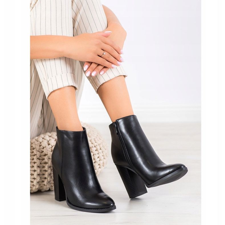 Seastar Classic boots on a post black 2