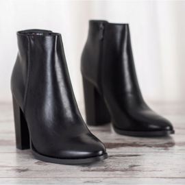 Seastar Classic boots on a post black 1