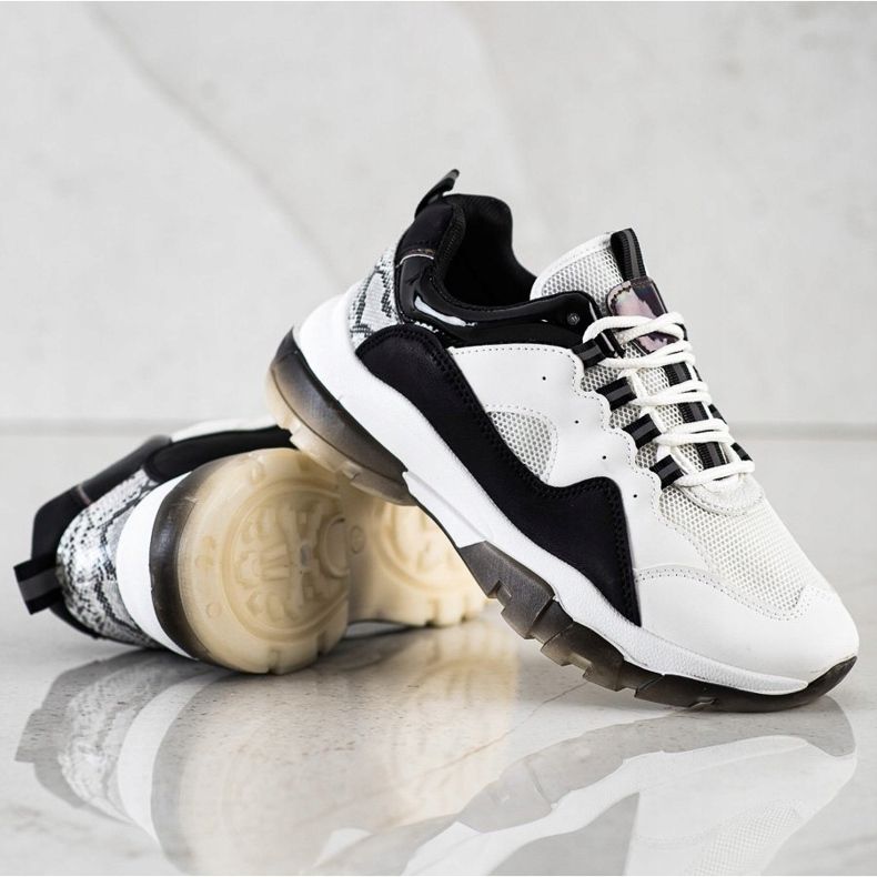 Ideal Shoes Sneakers On The Black Platform white 2