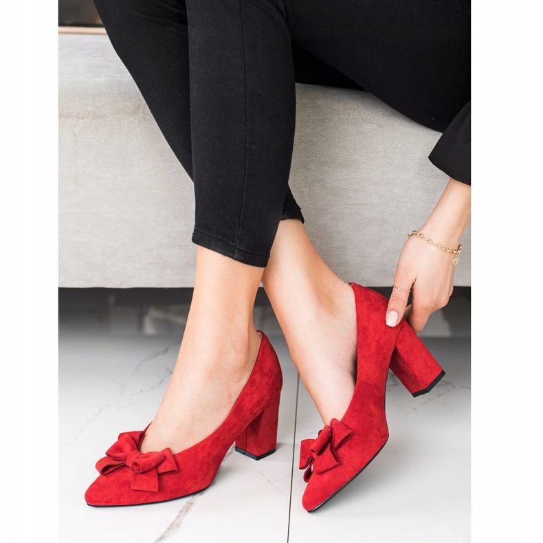 Red pumps with a Vinceza bow 2