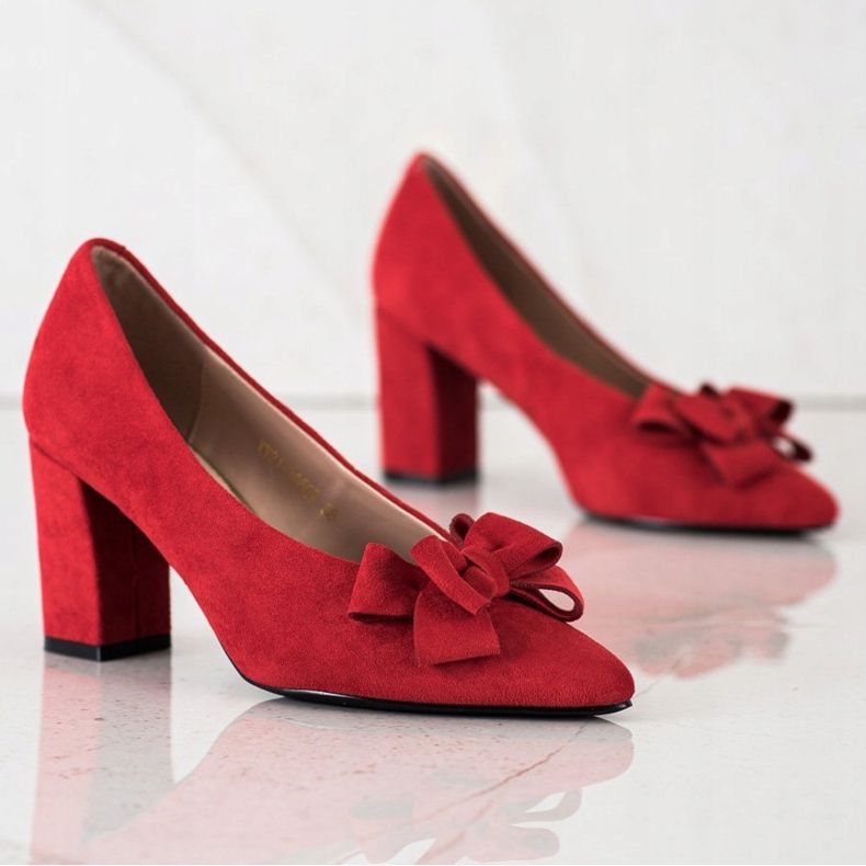 Red pumps with a Vinceza bow 1