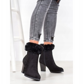 Goodin Boots On A Post With Fur black 1
