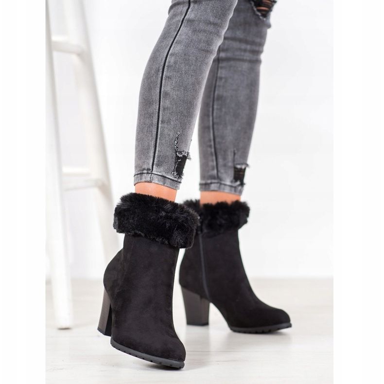 Goodin Boots On A Post With Fur black 1