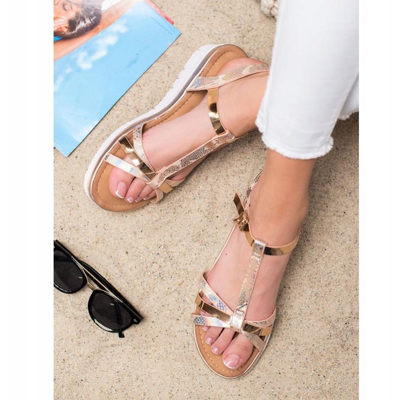 Small Swan Sandals With Holo Effect golden 1