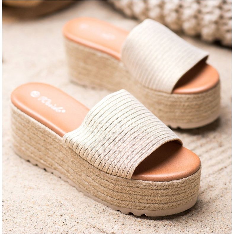 Weide Slippers On A Straw Platform golden 1
