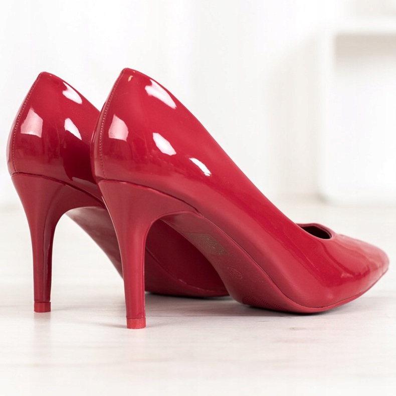 Small Swan Varnished pins red 2