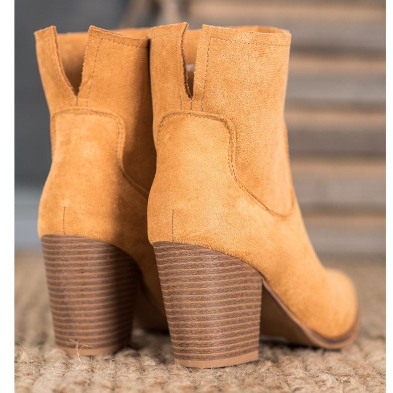 Seastar Slip-on boots on a post brown 1