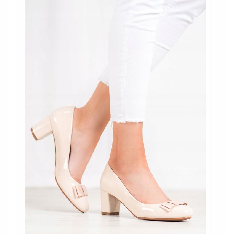 Weide Lacquered pumps beige 1