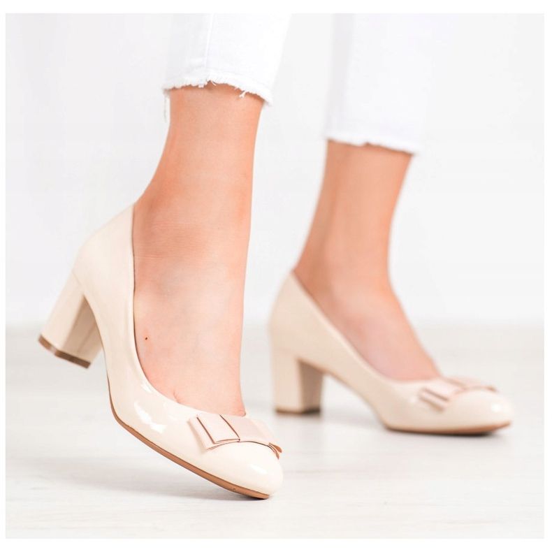 Weide Lacquered pumps beige 2