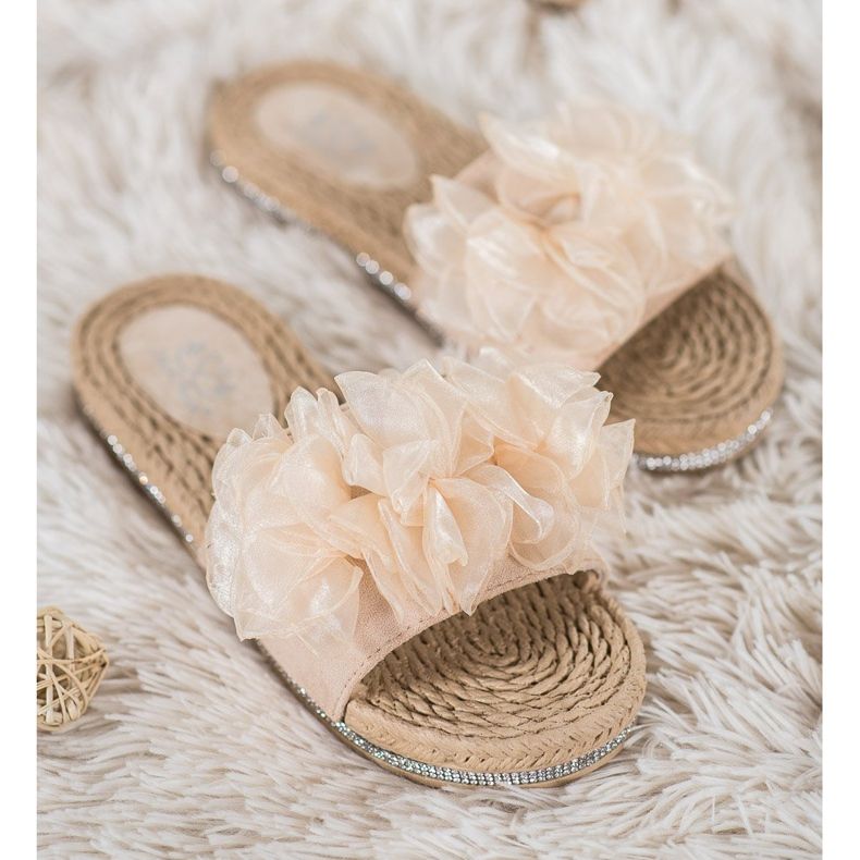Small Swan Slippers With Ornament beige 2