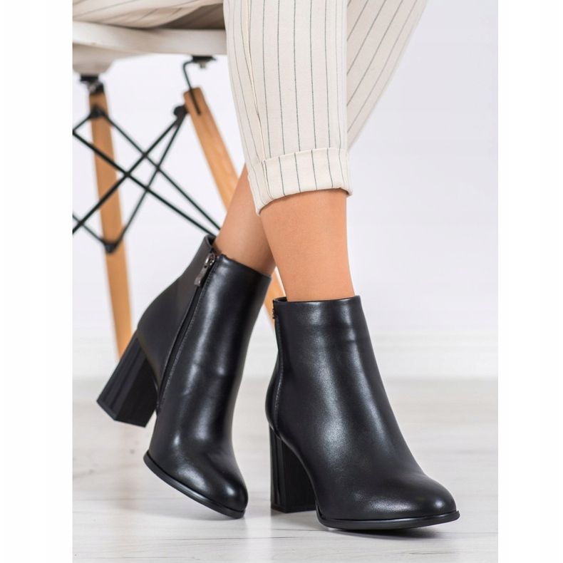 Filippo Classic boots on a post black 1