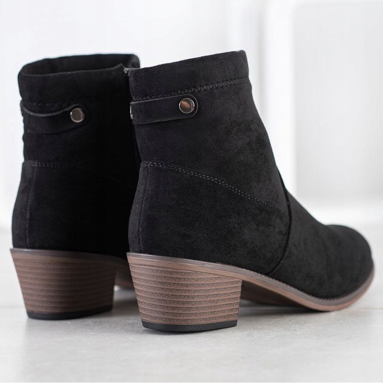 Camo Casual boots on a post black 1