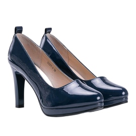 Navy blue pumps on the Lady platform 1