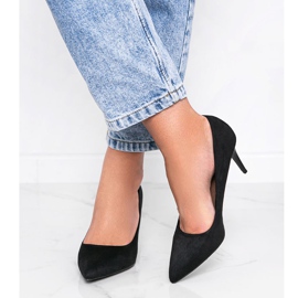 Black pumps on a Calla heel 1