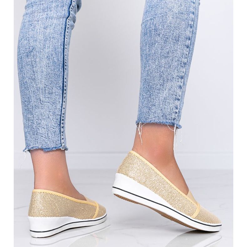 Gold glittering ballerinas on the Glam Star wedge golden 1