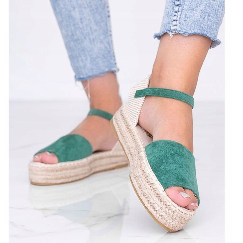 Green sandals on the Pearl River platform 1