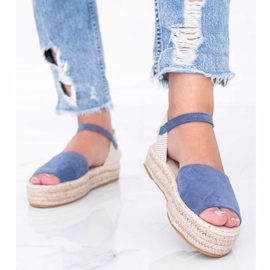 Blue sandals on the Pearl River platform 1