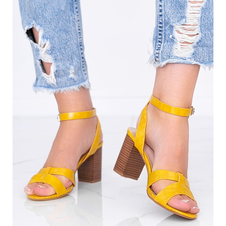 Mustard sandals on the post of Phoebo yellow 1